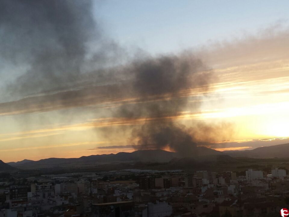 Incendio de neumáticos y basuras diversas en uno de los vasos de la empresa Reciclados del Mediterráneo