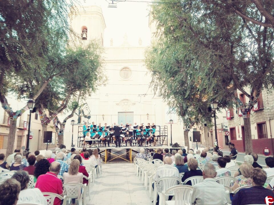 La rondalla del CEAM actuó en la plaza de baix.