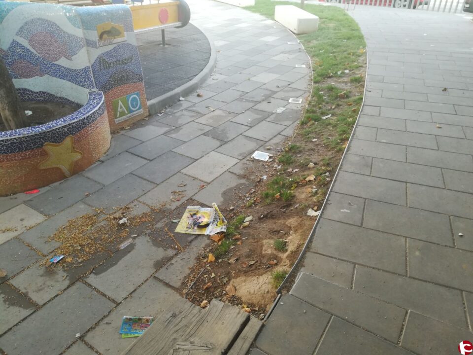 PSOE VILLENA: El PSOE solicita una mayor limpieza y una zona acotada para las mascotas en el parque del País Valenciano