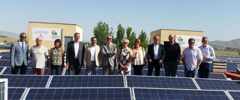 El conseller de industria visita una planta fotovoltaica en Villena
