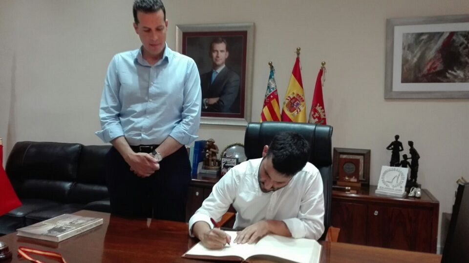 El Conseller Vicent Marzà cierra compromisos en Elda.