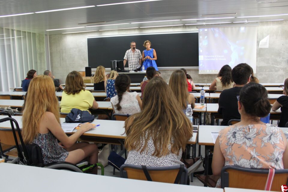 Treballadors socials asseguren a la UA que No nhi ha prou amb tractar la dependència des de làmbit de la salut