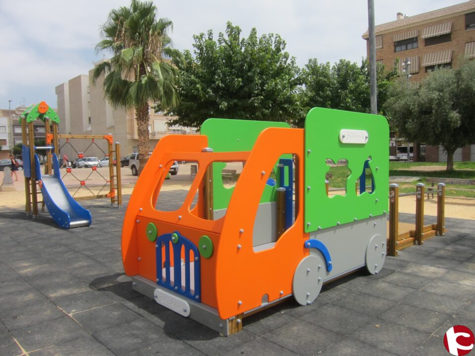 El Ayuntamiento finaliza la instalación de nuevos juegos infantiles en cuatro parques