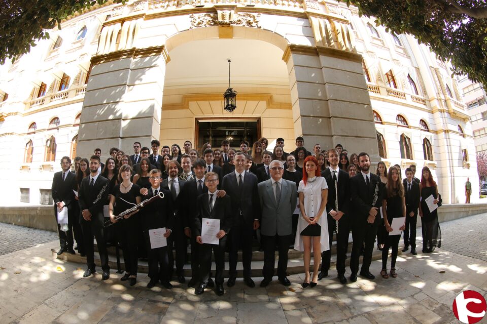 El presidente de la Diputación recibe al director de la Orquesta de Jóvenes Músicos de la Provincia de Alicante