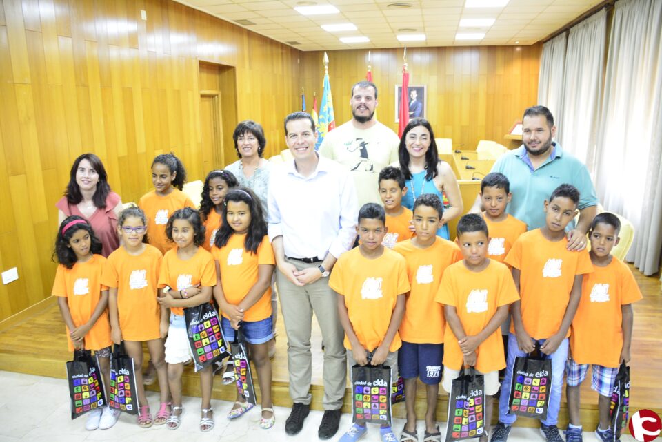 El alcalde recibe a los niños saharauis que están pasando el verano en Elda y comarca