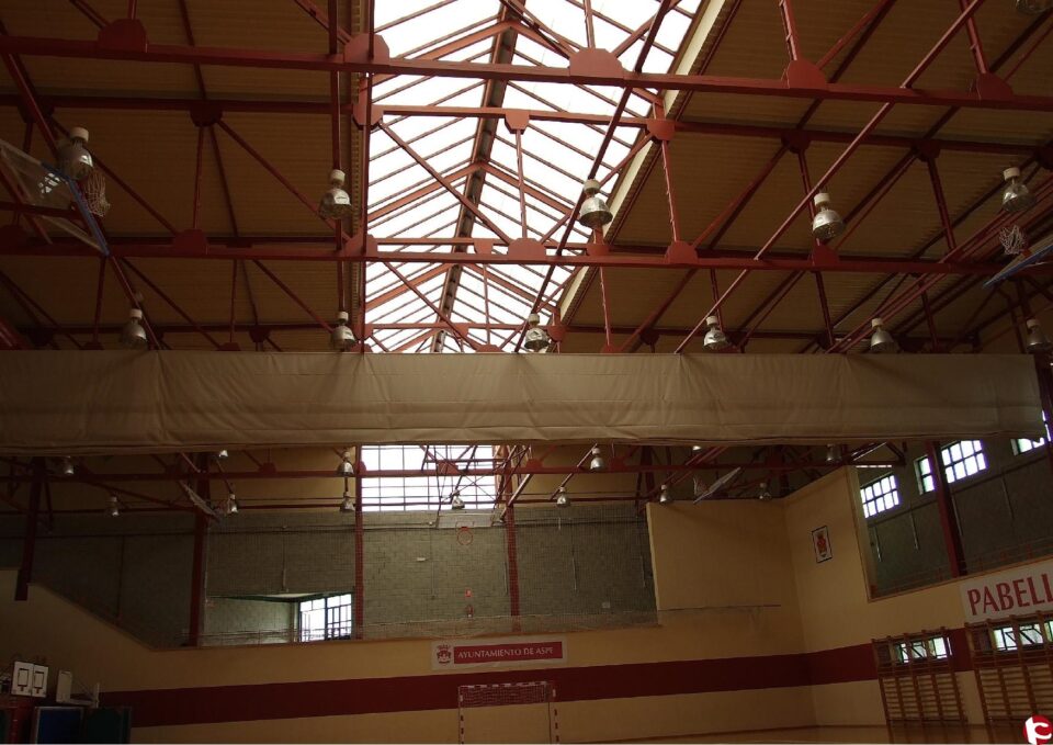 La Concejalía de deportes repara la cubierta del pabellón deportivo municipal de Aspe