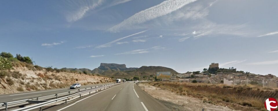 Un fuego en una mediana en Petrer provoca retenciones en la A-31