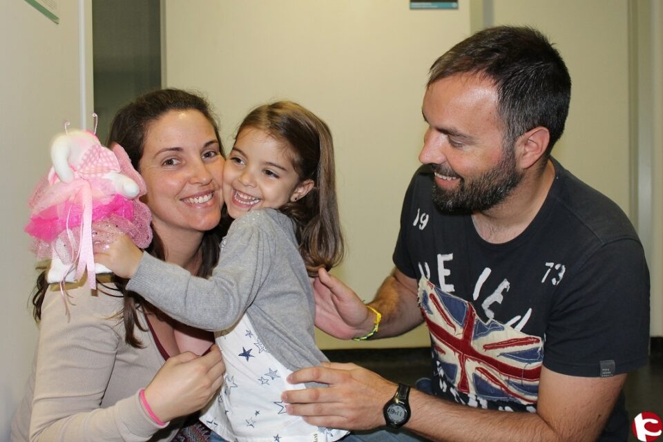 Una paciente de Hondón de las Nieves dona 20 muñecos de trapo a los niños ingresados en la planta de pediatría del Hospital Universitario del Vinalopó