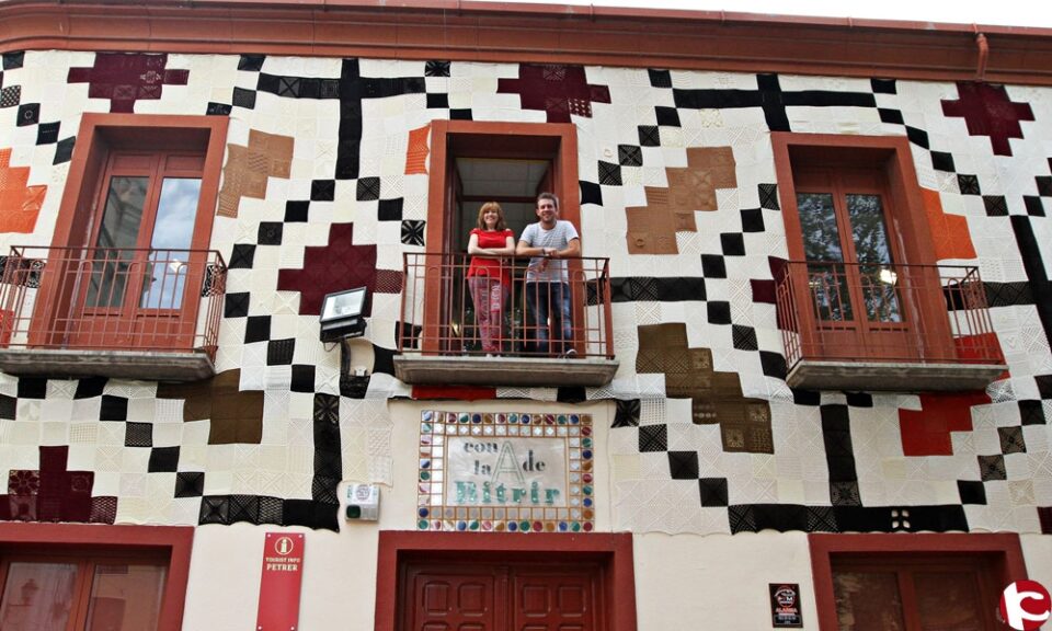 Petrer engalana el Museo Dámaso Navarro con telares de ganchillo