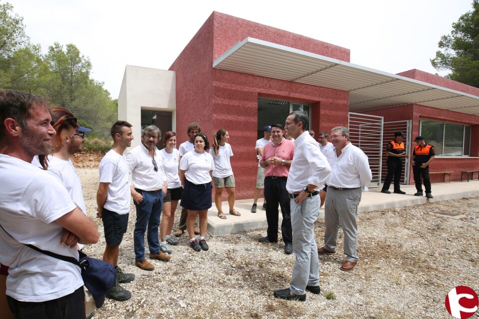 El presidente de la Diputación de Alicante visita a los jóvenes que este verano participan en el Campo de Voluntariado Ambiental