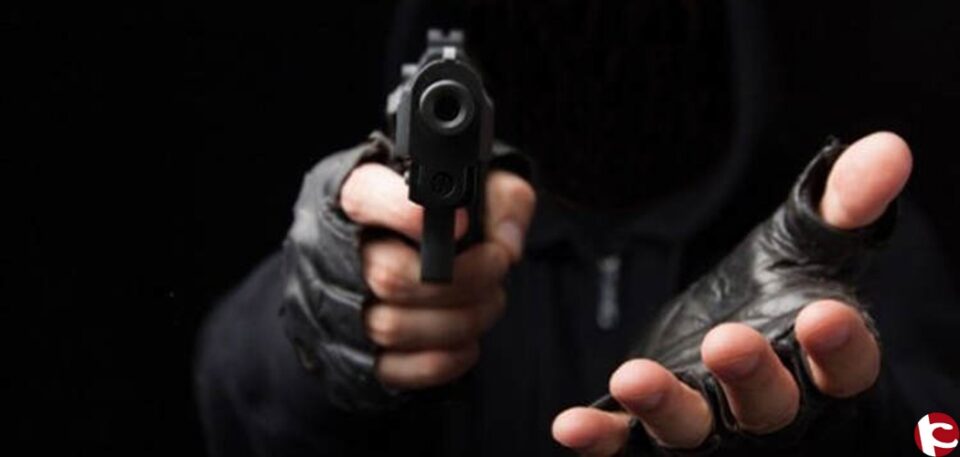 Atracan a punta de pistola una óptica de Sax y se lleva 200 euros.