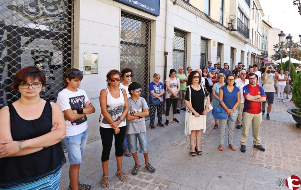 La Ciudad de Elda ha guardado cinco respetuosos minutos de silencio por Barcelona