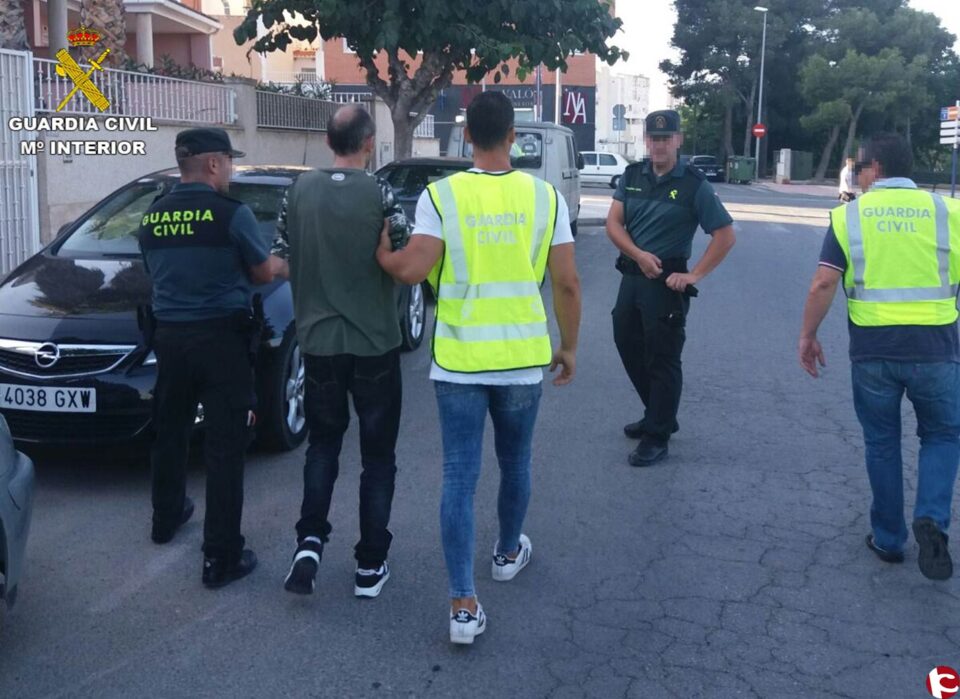 La Guardia Civil identifica en Sax y en tan sólo 72 horas al atracador de dos comercios a punta de pistola