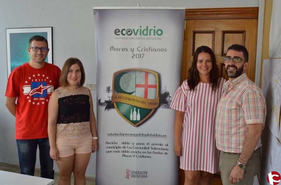 El Ayuntamiento de Ibi y Ecovidrio fomentan el reciclado de vidrio durante las fiestas de moros y Cristianos
