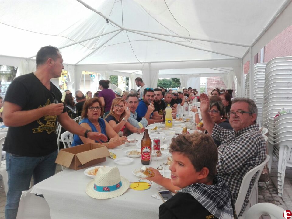 En el último día de fallas los vecinos han aprovechado las horas con comidas vecinales antes de la procesión y la posterior cremá