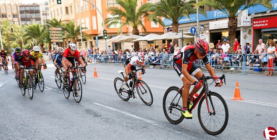 La XXIX edición del Trofeo Diputación Escuelas de Ciclismo reunió ayer en la ciudad de Alicante a cerca de 200 corredores de entre seis y catorce años.