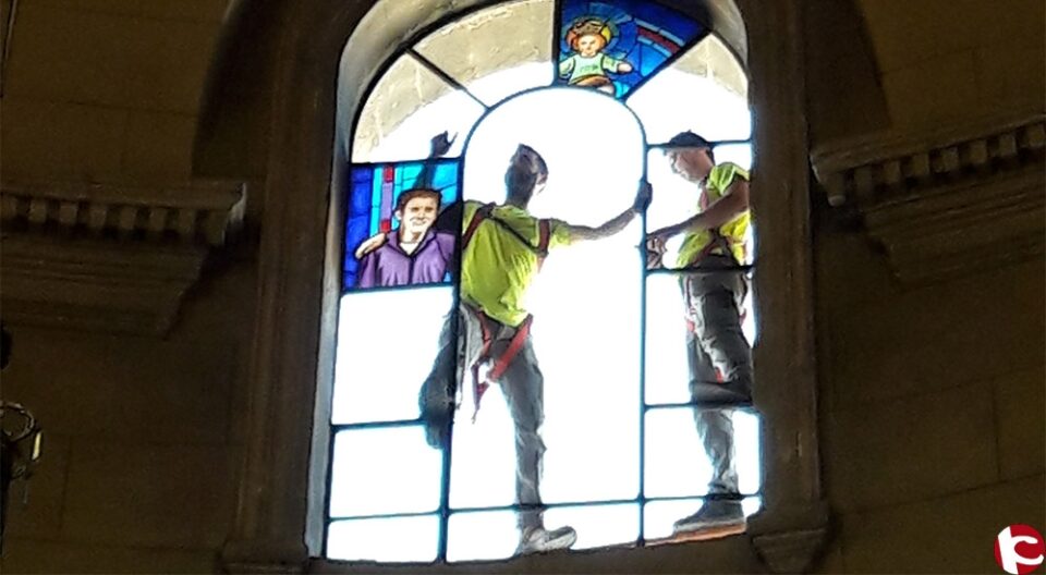 La vidriera de San Juan Bosco ya luce en la Iglesia de Santiago.