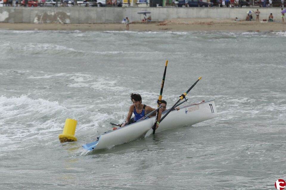 El oleaje interrumpe la prueba de remo de mar