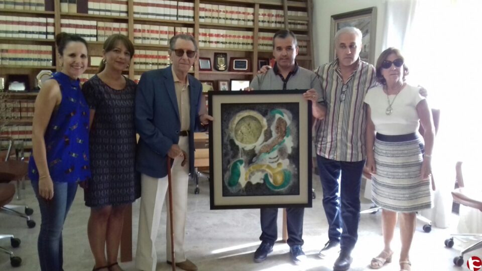 Aspe recibe donación de un cuadro del artista Juan Navarro Ramón