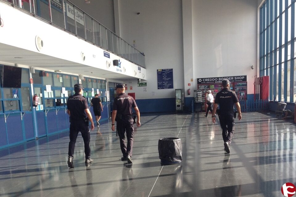 La Policía Nacional detiene a dos jóvenes que intetaron robar a dos marineros en la zona del puerto de Alicante