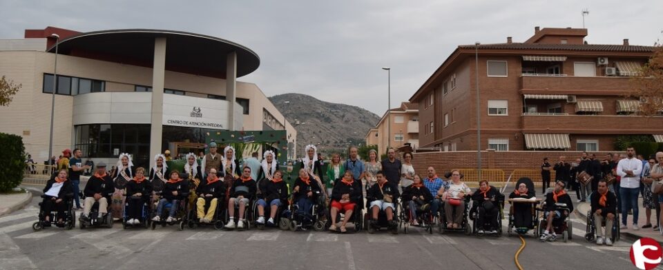 Quemada la VI Falla del CAI "COCEMFE ALICANTE" en Petrer