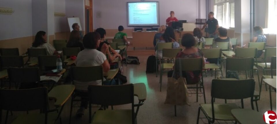 Un proyecto europeo permite a tres miembros del claustro de profesores del IES Pascual Carrión de Sax la realización de cursos en el extranjero.