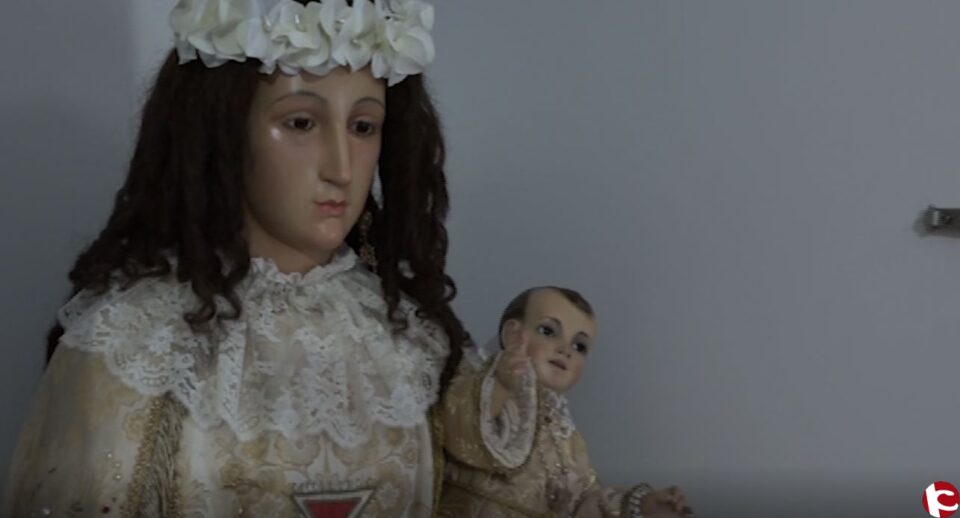 ¿Cómo se prepara a la Virgen del Remedio para sus días grandes? Nos desplazamos hasta Petrer en este momento tan importante
