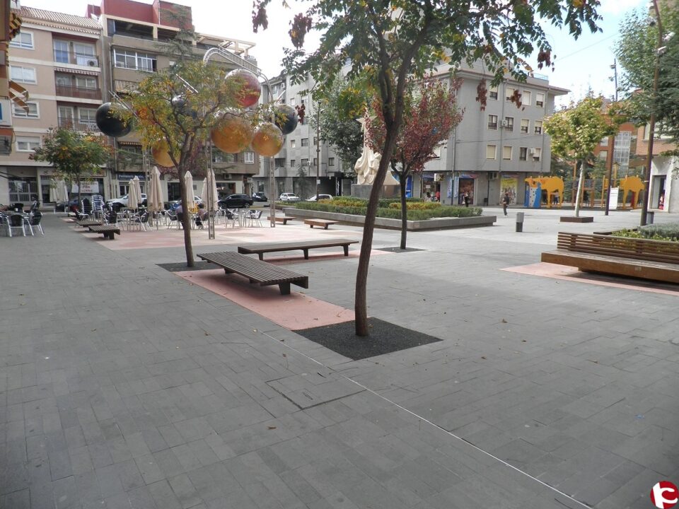 El Ayuntamiento arregla los alcorques de la Plaza Reyes Magos