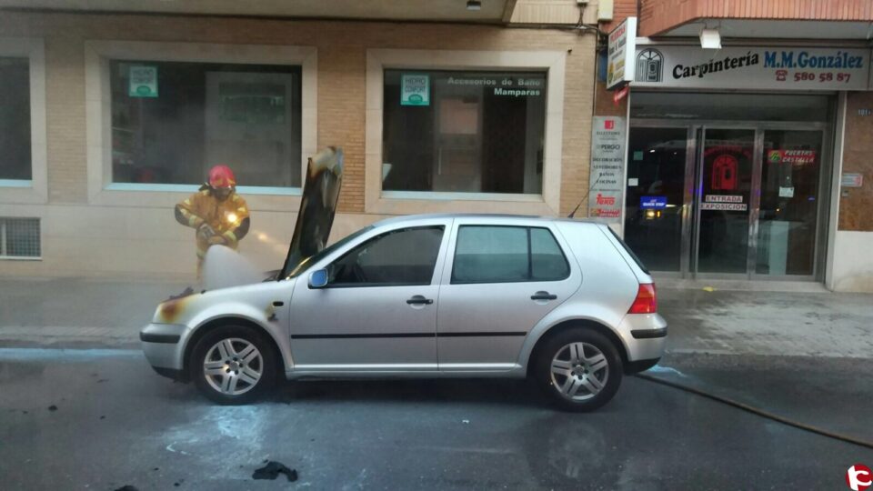 Arde un coche en Villena