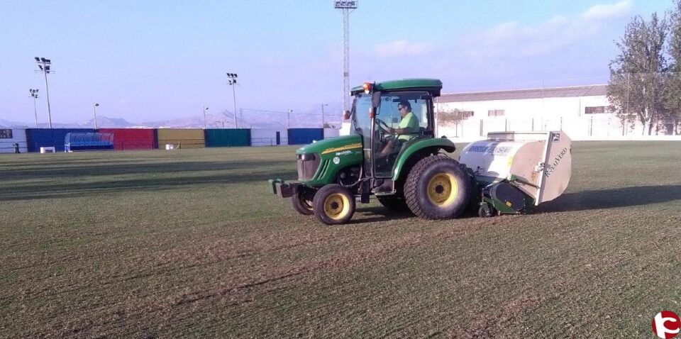 La Concejalía de Deportes resiembra el Campo de fútbol Las Fuentes