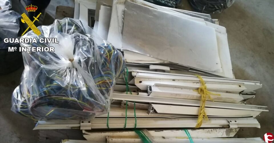 La Guardia Civil detiene a tres hombres que sustrajeron repetidamente material de una nave industrial de Villena