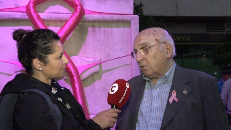 El rosa tiñe el monumento del Zapatero para conmemorar el Día contra el Cáncer de Mama