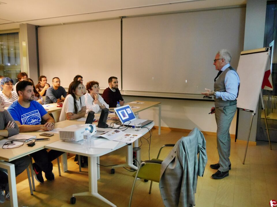 Jesús Navarro ofrece una clase magistral a los participantes de Petreremprende