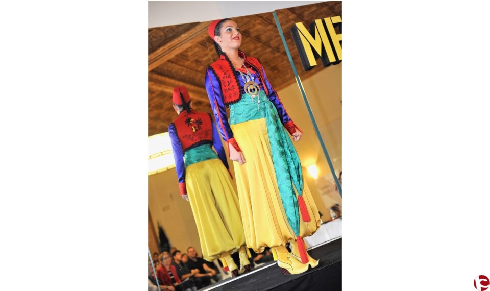 La Comparsa de Moros Musulmanes de Elda aprueba un nuevo traje oficial femenino diseñado por Juan Vidal