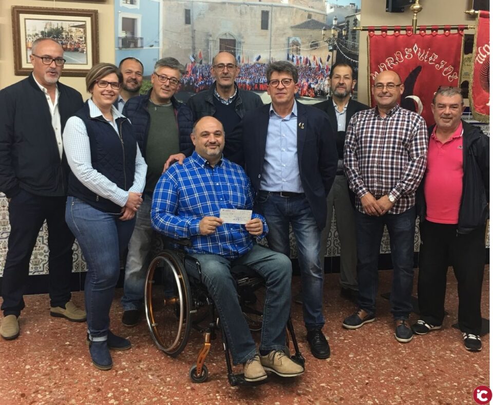 La Comparsa de Moros Viejos de Villena vuelca su solidaridad con AMIF