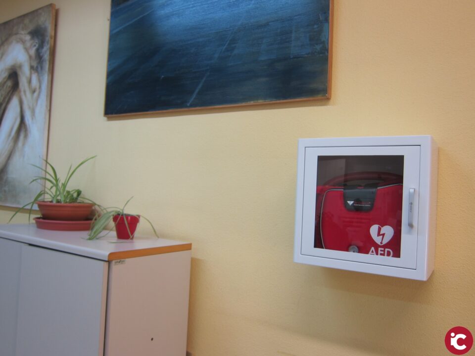 Sanidad instala nuevos desfibriladores en el edificio del Ayuntamiento y en un coche patrulla de la policía local