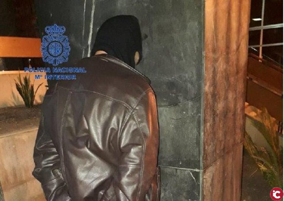 La Policía Nacional detiene a dos personas en una misma tarde por robar en un establecimiento comercial y en el interior de varios vehículos