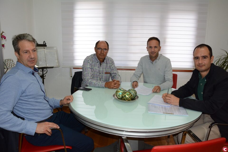 Ayuntamiento y Bodegas Pinoso renuevan el convenio para continuar con el campo experimental de almendros y olivos