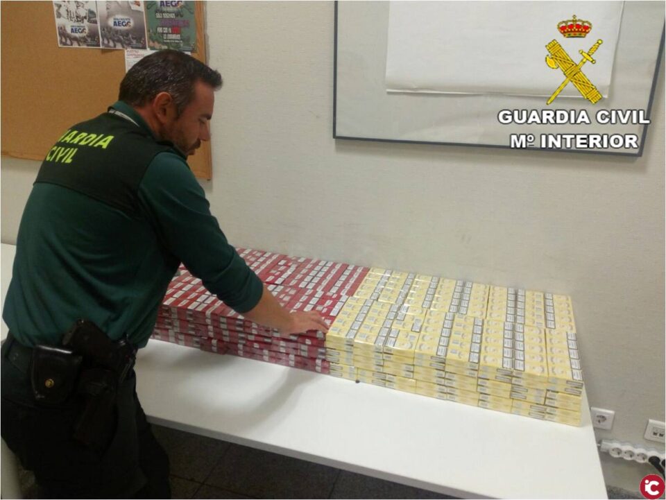 La Guardia Civil descubre a un pasajero que pretendía pasar 1.020 cajetillas de tabaco de contrabando en el Aeropuerto de Alicante-Elche