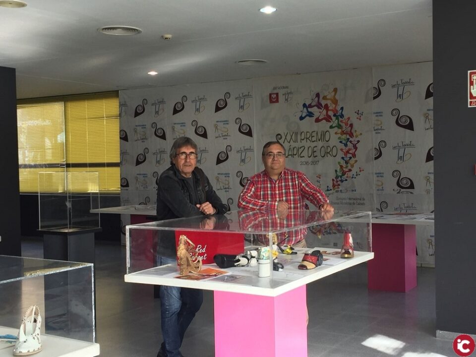 Elda se prepara para conocer a los ganadores del premio Lápiz de Oro