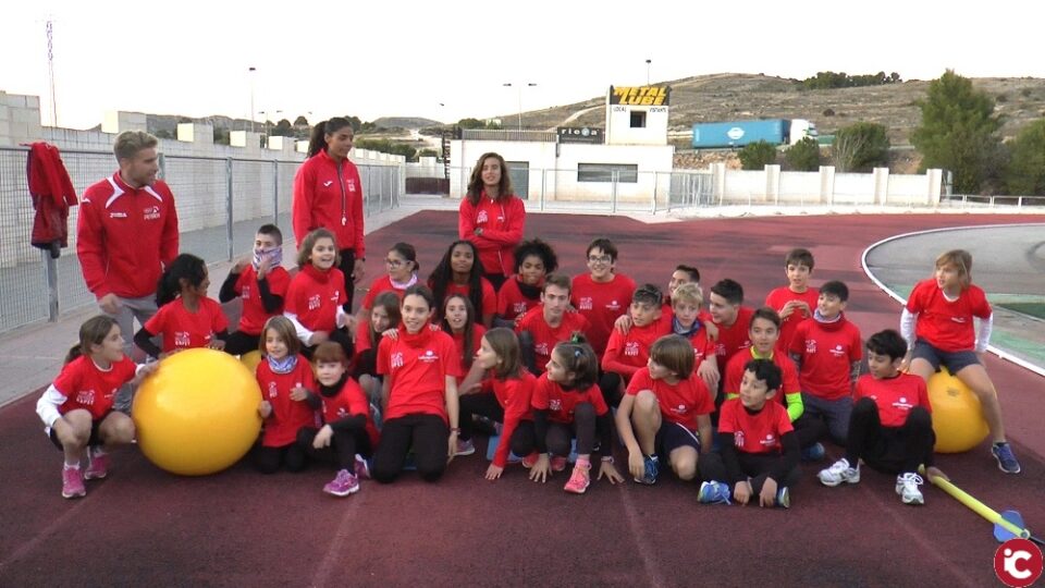 El Club de Atletismo Capet renueva su material deportivo con la ayuda de Obra Social Caixapetrer