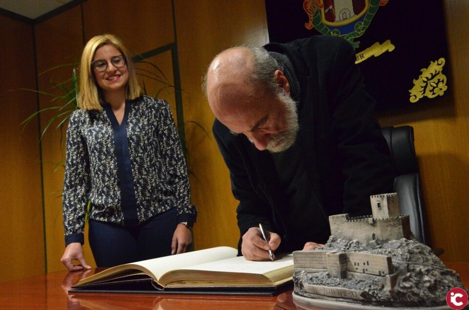 El poeta chileno Raúl Zurita pasa a formar parte de la historia de Petrer