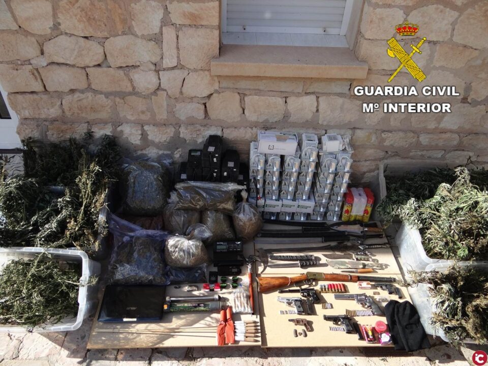 La Guardia Civil desarticula un grupo criminal dedicado al cultivo de marihuana en Agost.