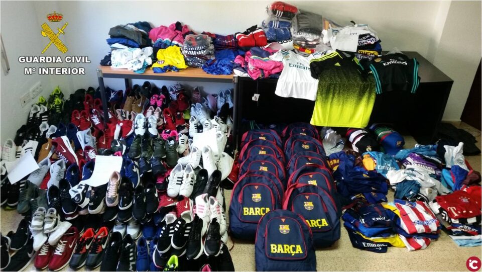 La Guardia Civil incauta prendas deportivas falsificadas en el mercadillo de Denia por valor de 30.000 euros