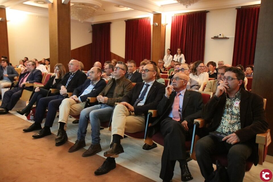 El homenaje a Josep Bevià desborda la Sede de la Universidad
