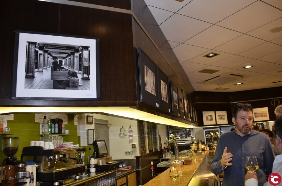 La Agrupación Fotográfica Villena ha inaugurado las exposiciones en los locales colaboradores