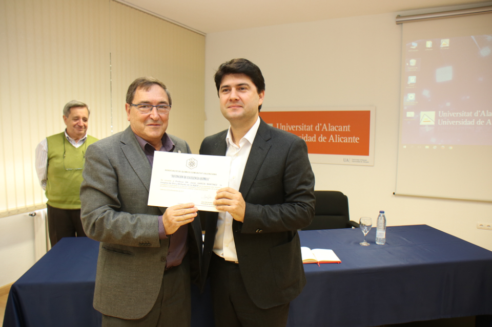 Javier García recibe la insignia de Oro y Brillantes de Química por su estudio y divulgación de las ciencias