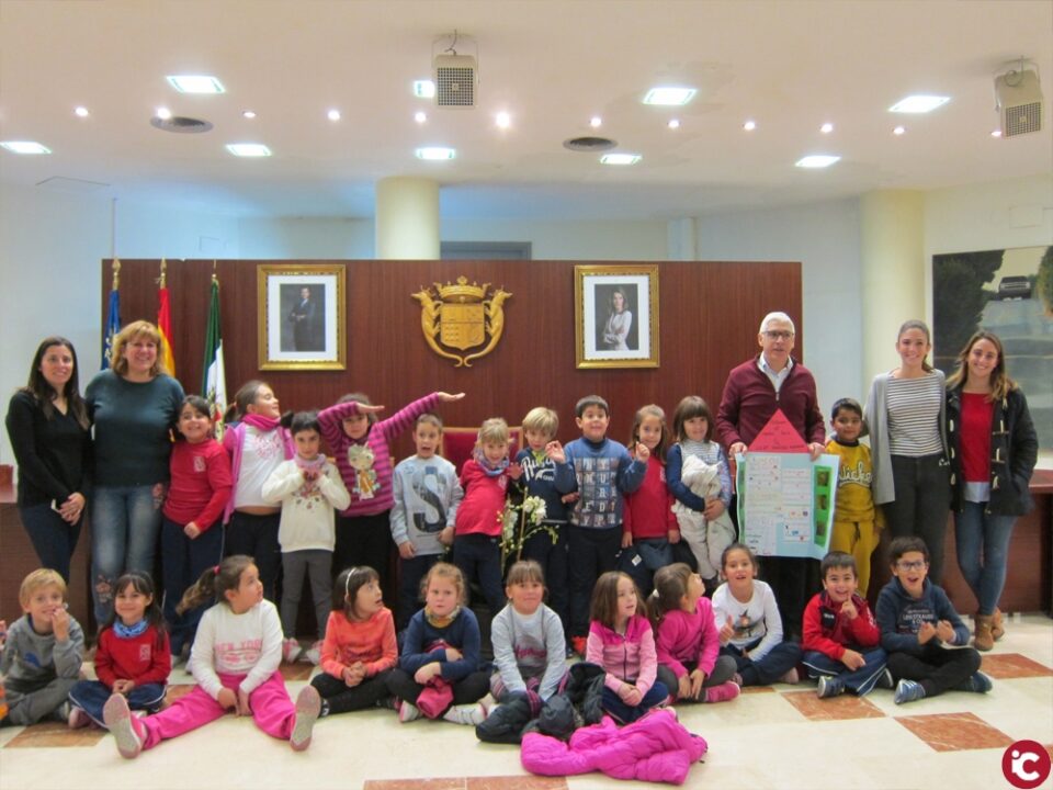 Alumnos del CEIP Sánchez Albornoz entregan al alcalde sus peticiones para mejorar su cole y el barrio donde se ubica