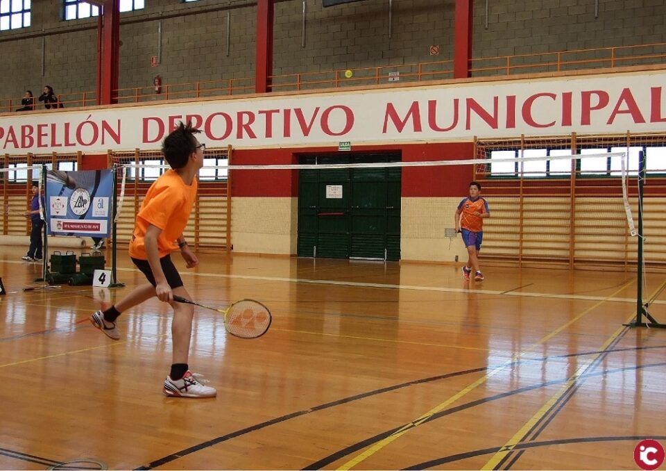 Aspe reúne en su pabellón deportivo a veteranos y noveles del bádminton autonómico
