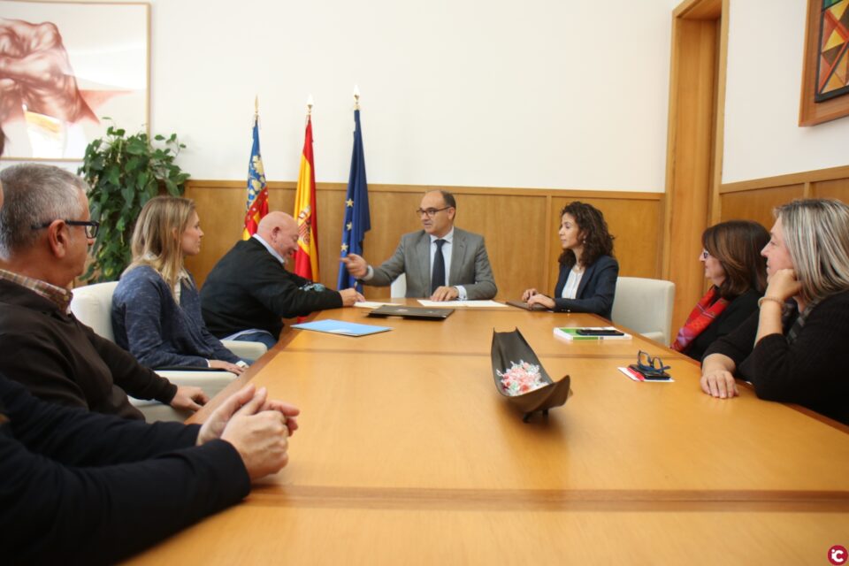 La Universitat dAlacant i AMFI signen un conveni per a la integració sociolaboral de persones amb discapacitat física i sensorial